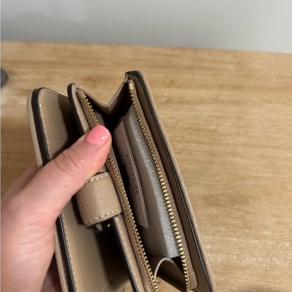 Coach Women’s Polished Pebble Leather Tabby Medium Wallet - Picture 6 of 7